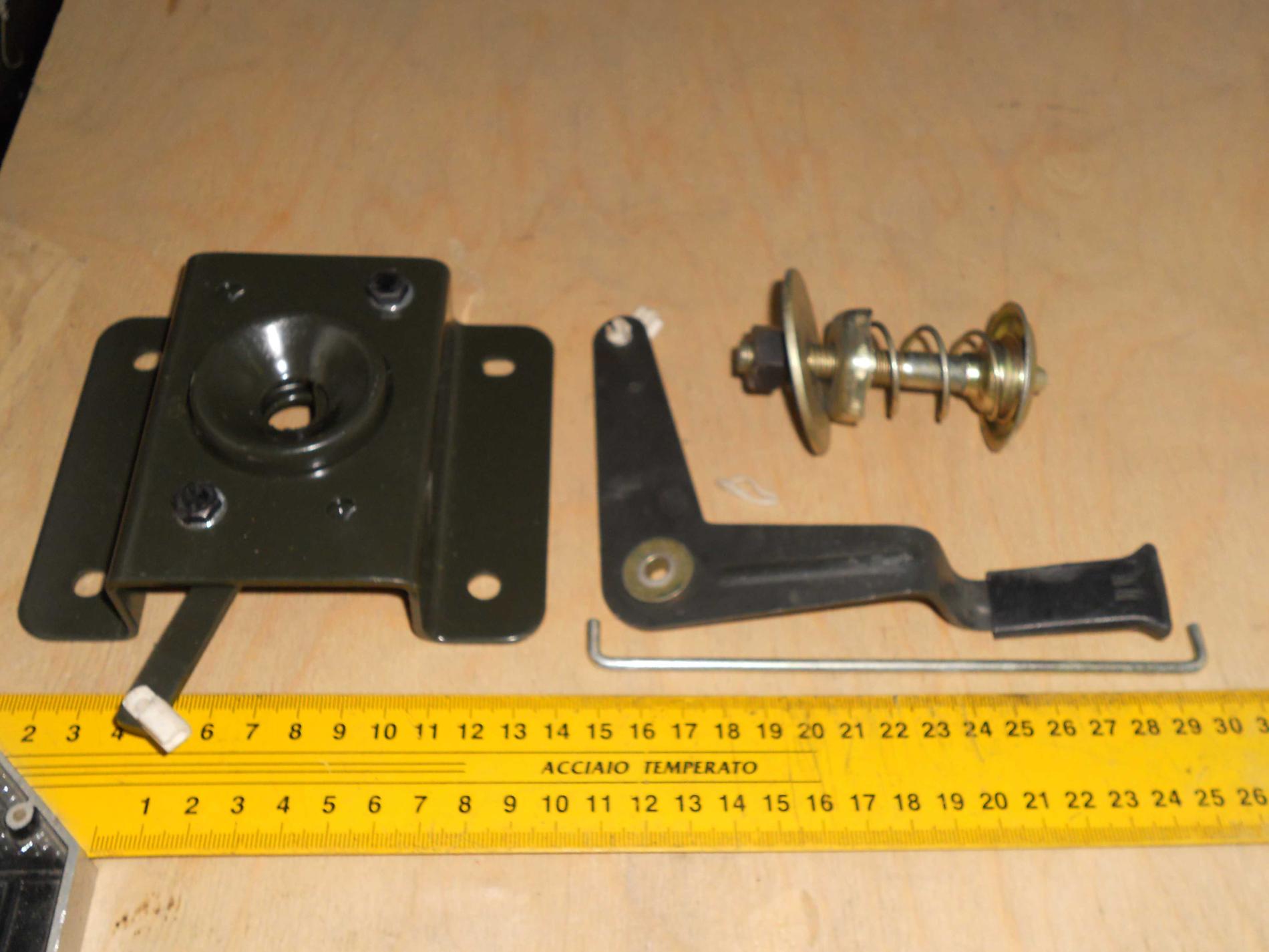 Замок капота кабины правый HOWO WG1642110027