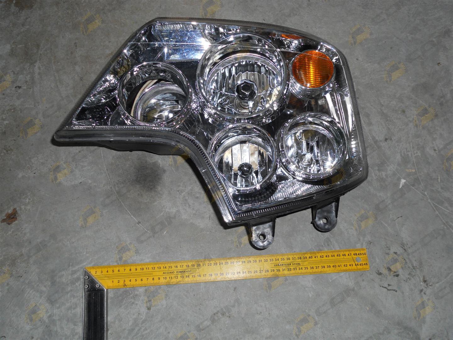 Фара передняя правая HOWO A7 WG9925720002