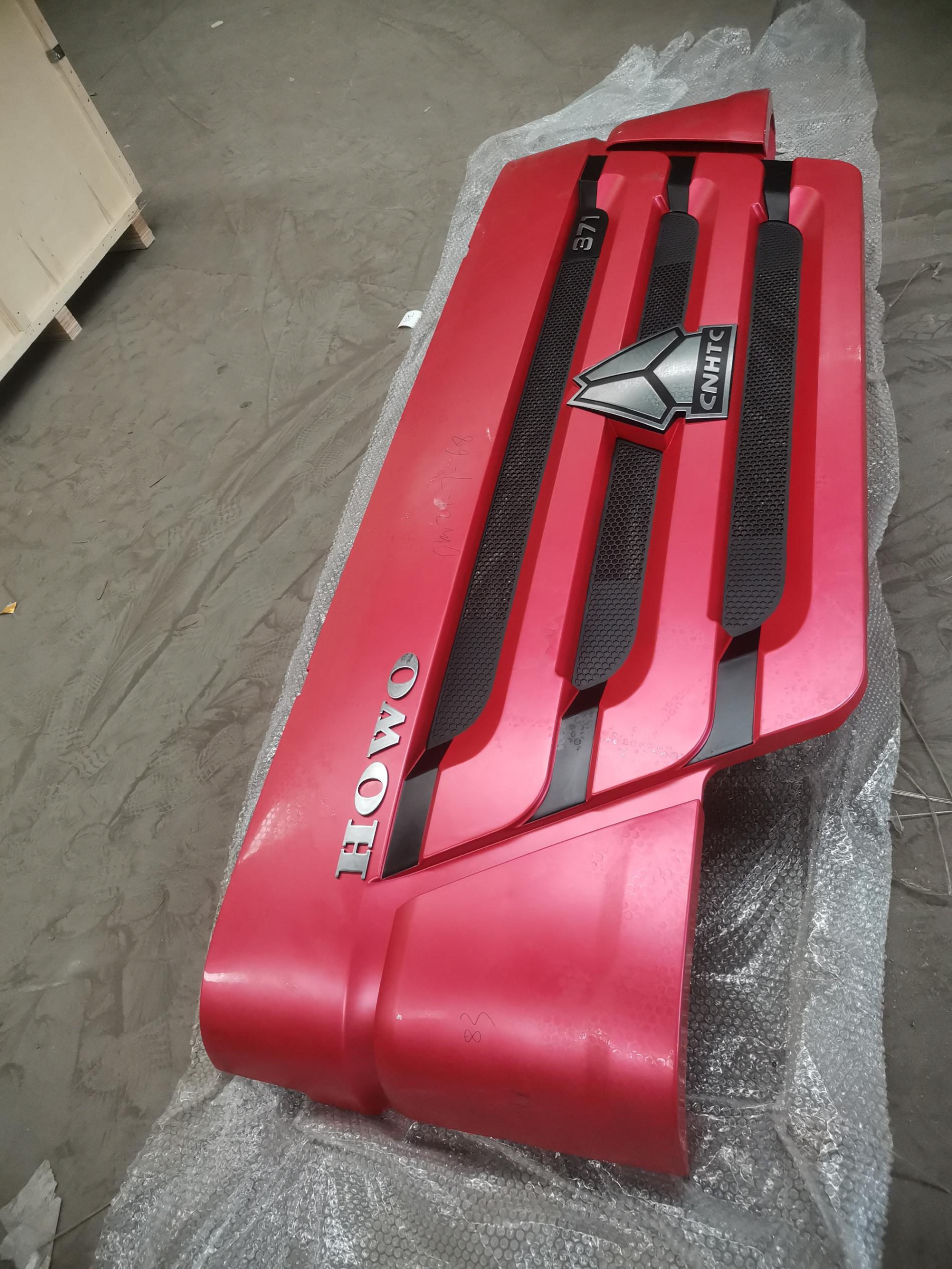 Решетка радиатора пластиковая красная HOWO WG1642111010