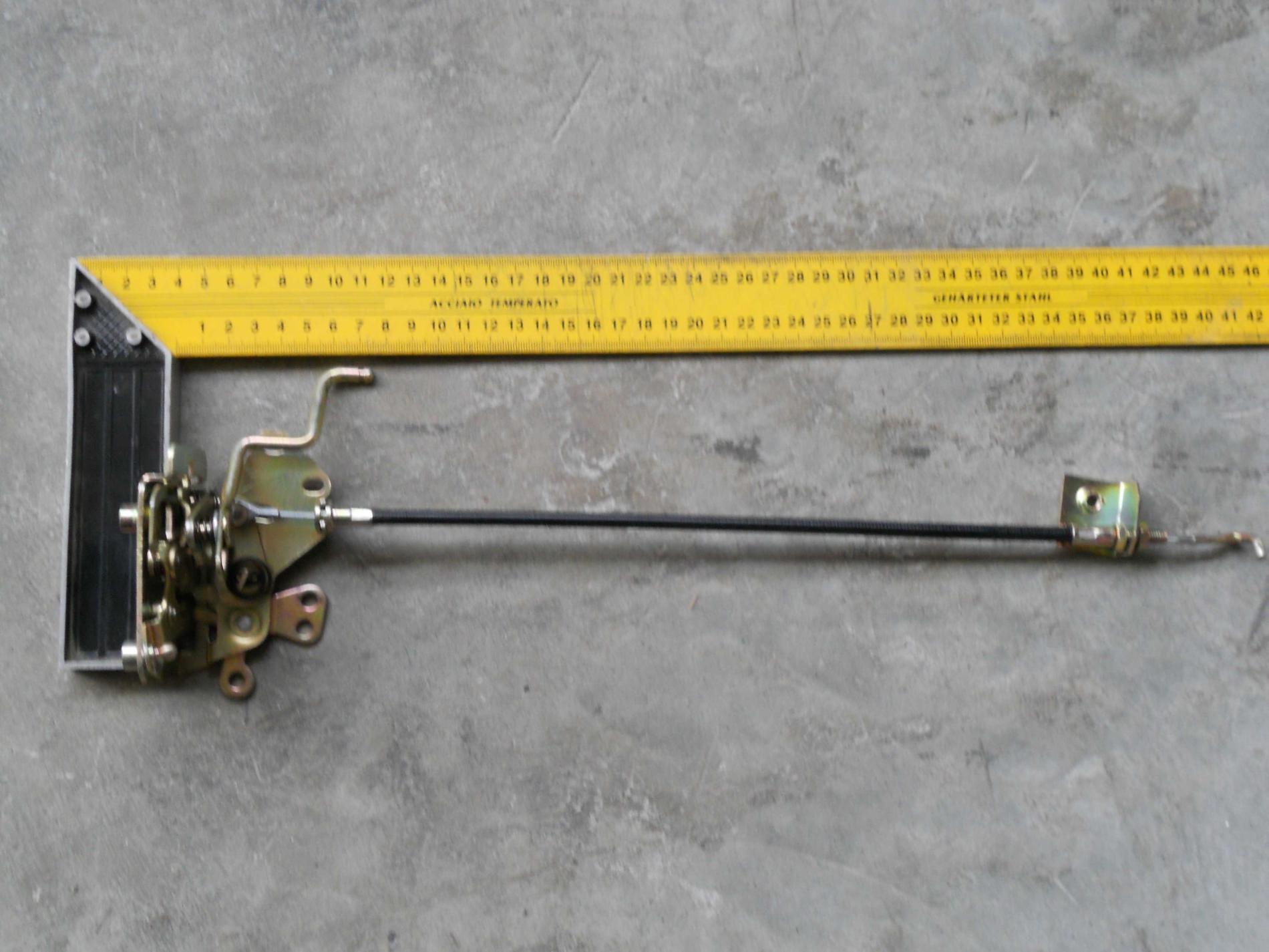 Замок двери левый (механизм с тросом) HOWO WG1642340014/2